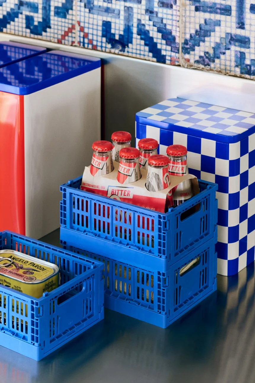 Colour Crate-kassene fra HAY finnes i flere farger og størrelser og gjør det enkelt å organisere spiskammeret.
