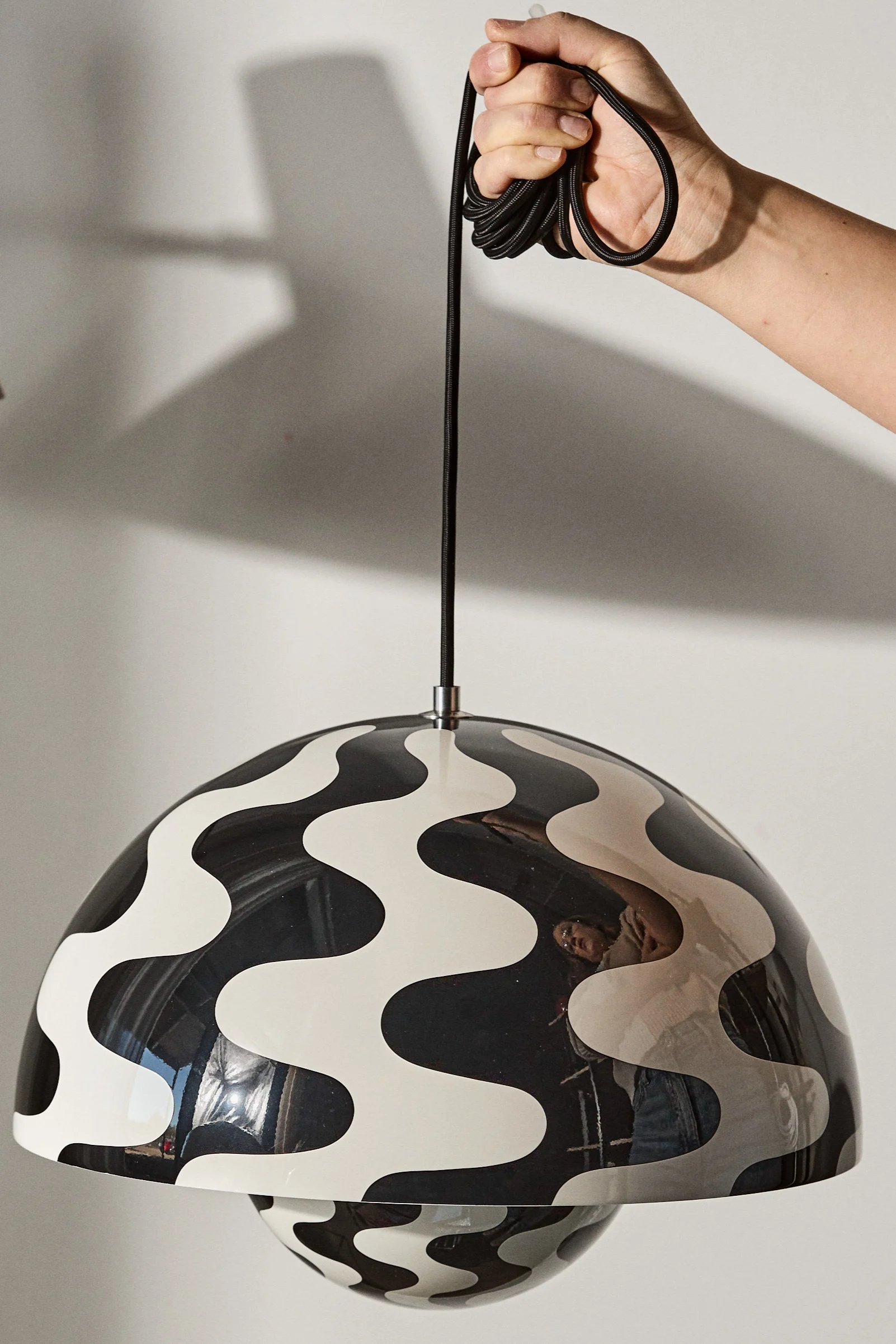 Taklampe stue - mønster på taklamper til stuen kan være en morsom måte å dekorere og lyse opp stuen på. her Flowerpot VP7 taklampe i sort-hvitt mønster.