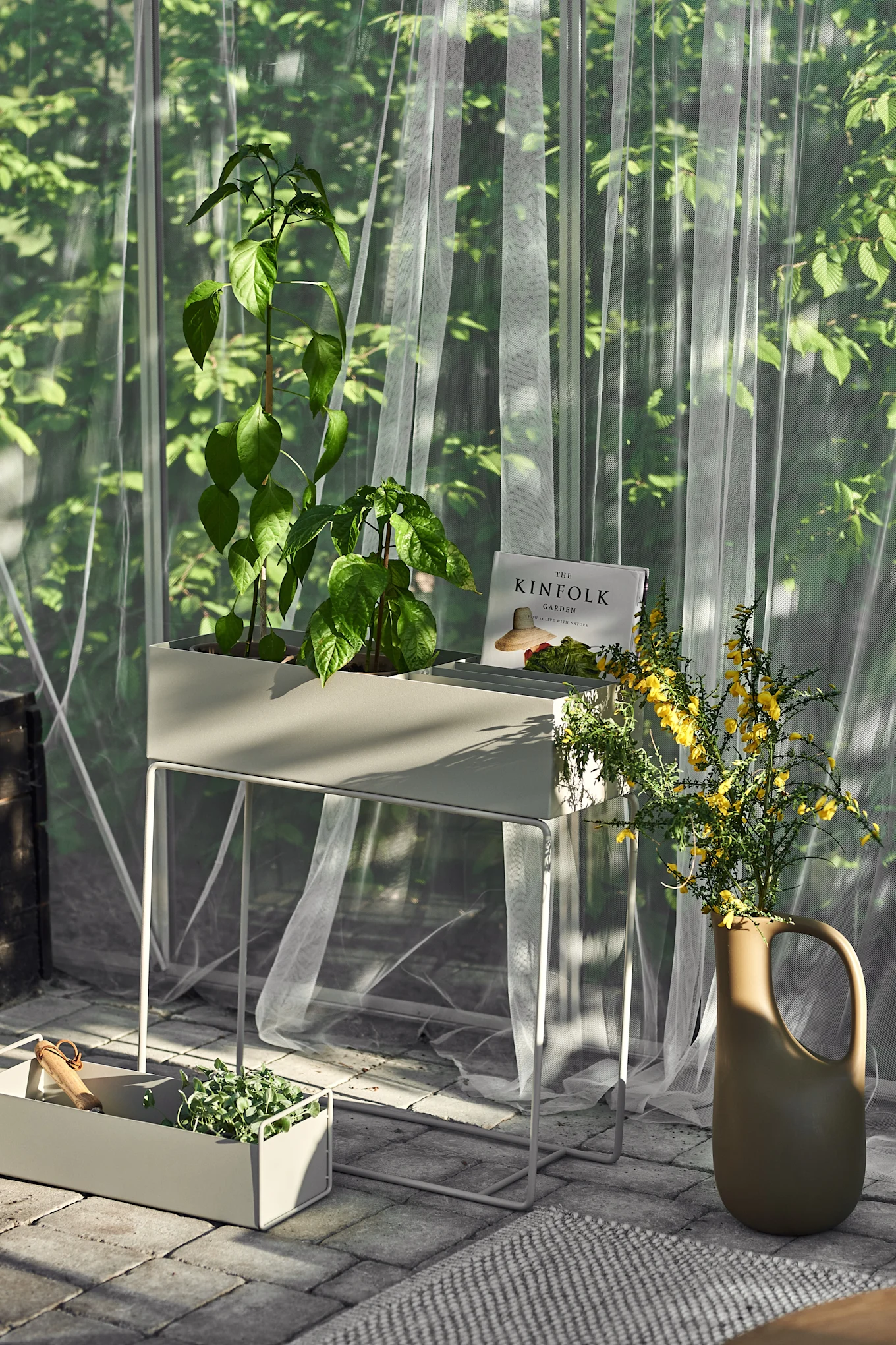 Tips til koselig uteplass - innred den med stilig og praktisk Plant Box fra ferm LIVING til dine planter og krukker eller til oppbevaring.