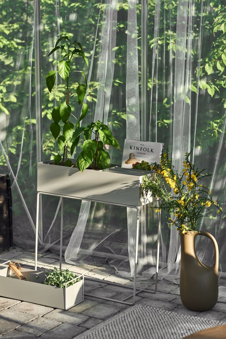 Tips til koselig uteplass - innred den med stilig og praktisk Plant Box fra ferm LIVING til dine planter og krukker eller til oppbevaring.