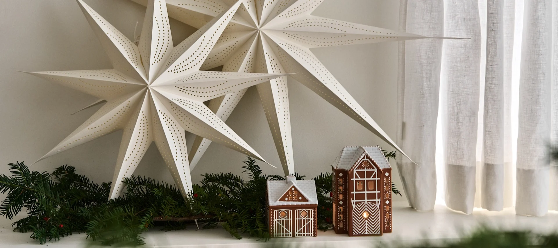 Moderne og minimalistisk julepynt i en stue