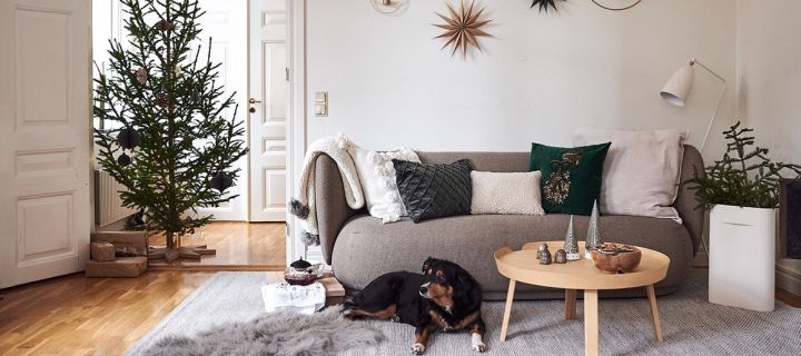 Moderne og minimalistisk julepynt i en stue