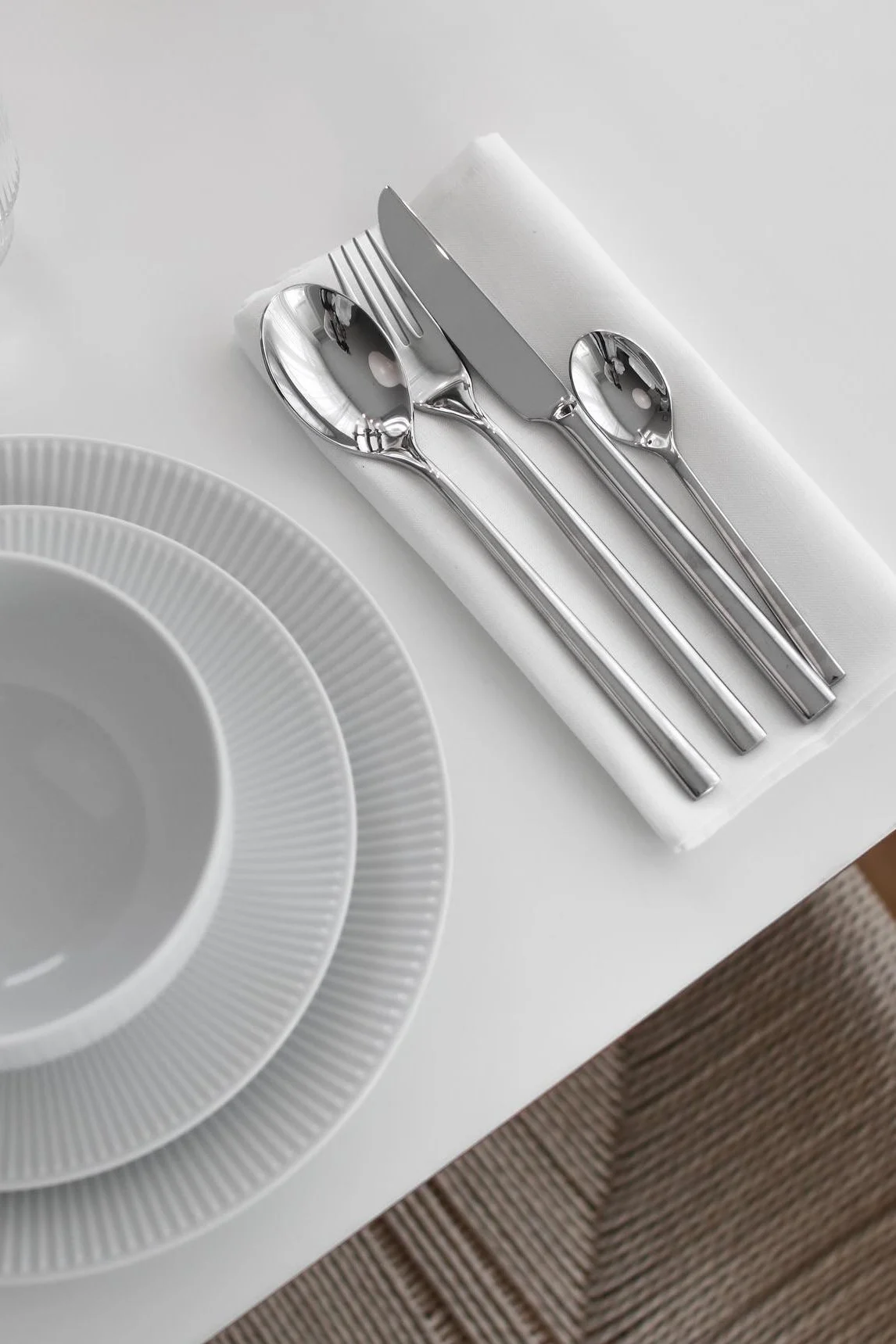 Lake bestikk i rustfritt stål fra Scandi Living ved siden av tallerkentrekk med Blend-serviset fra Rosenthal. Foto: @ellesklingen