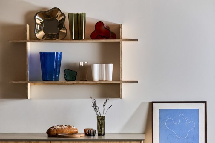 Her ser du gjenstander fra Alvar Aalto-kolleksjonen plassert i en hylle på et moderne kjøkken.