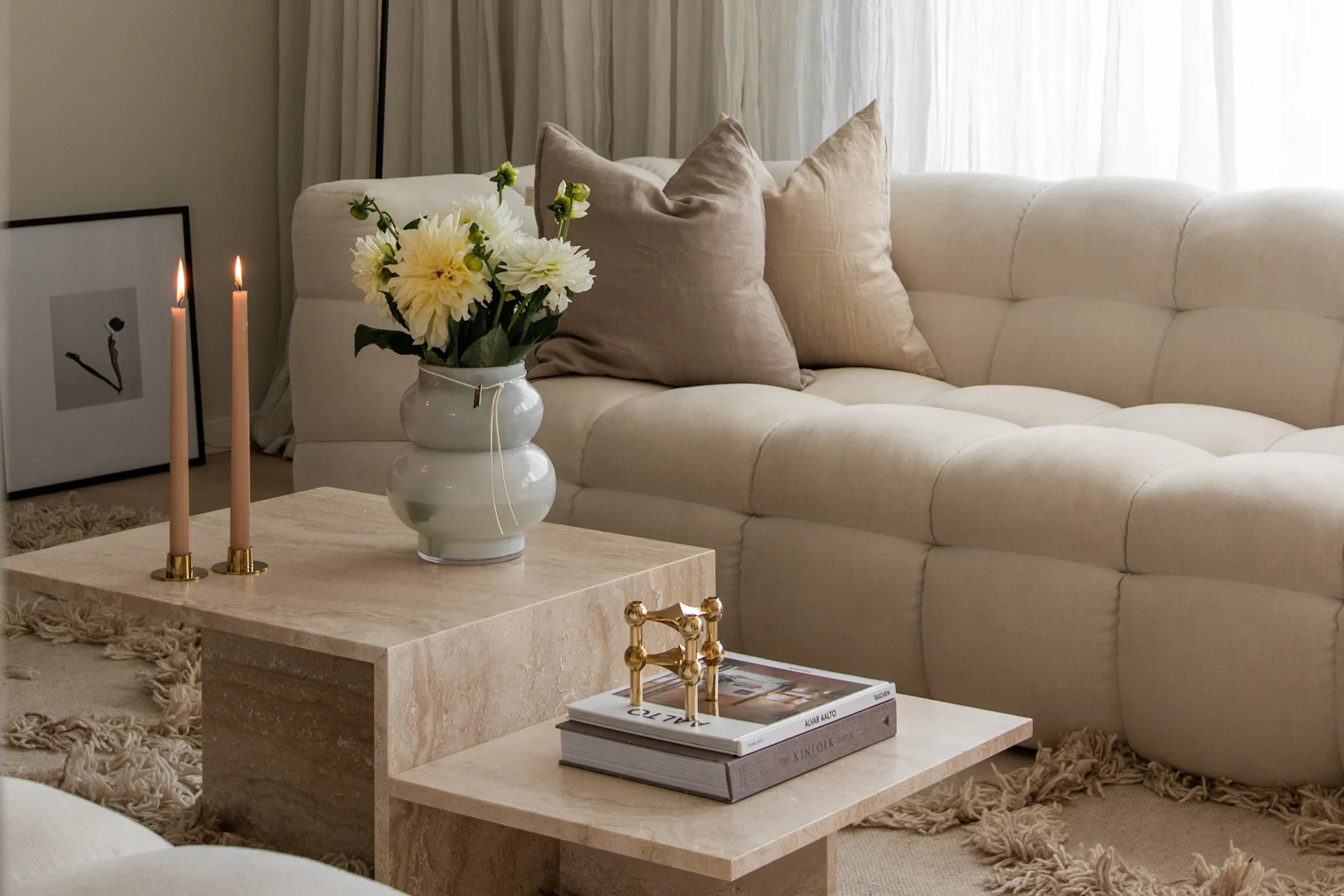 Skap et koselig soverom med hjelp av en Moss-pledd fra Scandi Living og unik Kyoto pendel fra Globen Lighting – som her hjemme hos profilen @joanna.avento. 