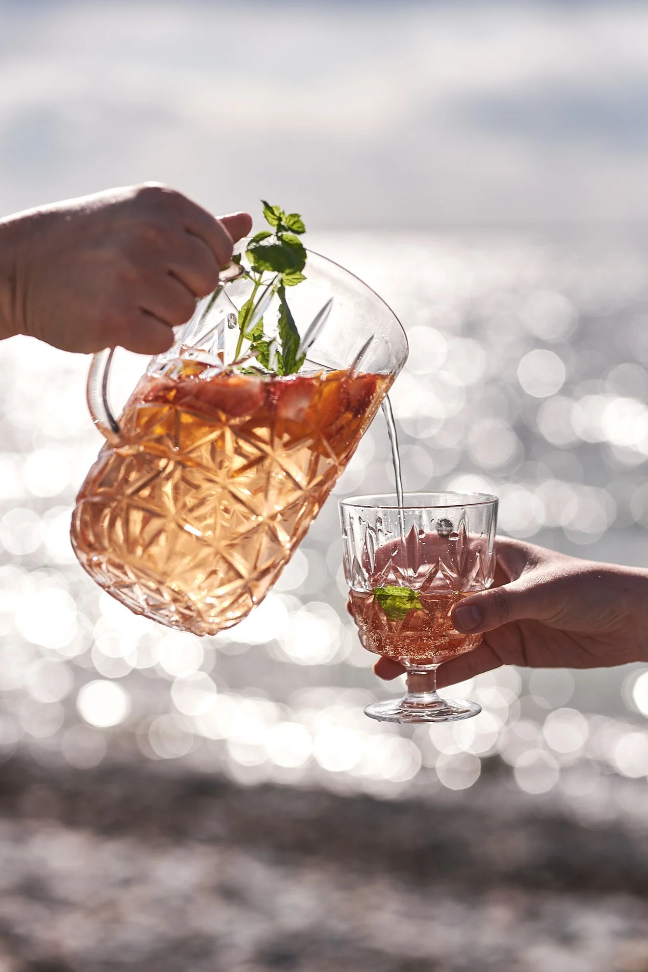 Kannen Picknick med tilhørende glass fra Sagaform med Sangria i.