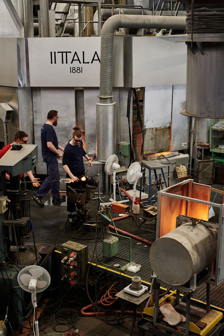 Her ser du produksjonen ved Iittalas glassverk i Finland.