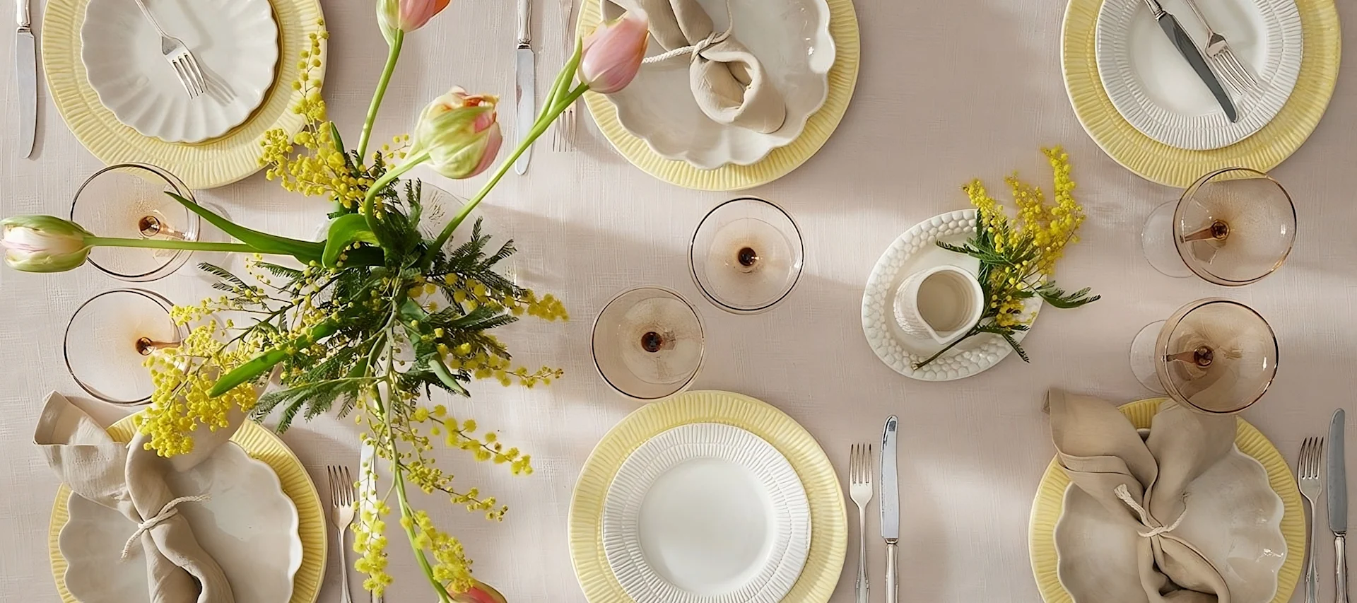 En fargerik borddekorasjon til påske, bestående av Stripes-tallerkener fra Mateus, glass fra Byon og servietter fra Scandi Living.