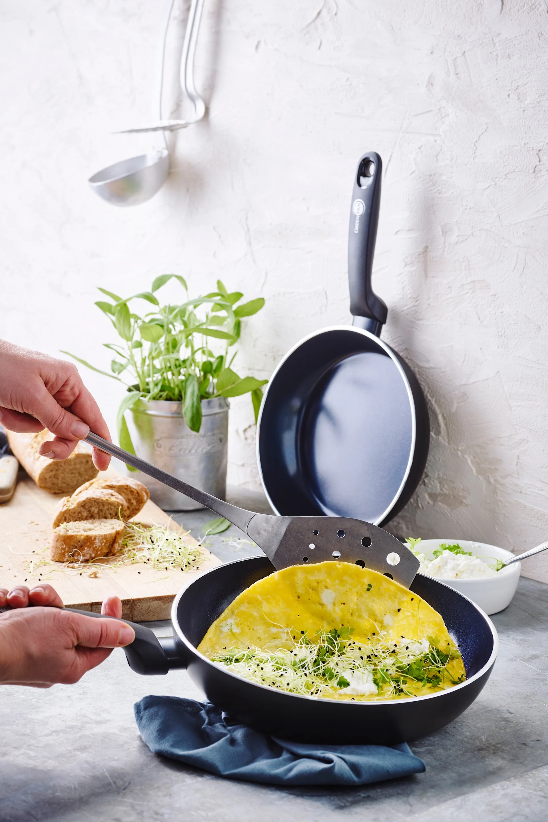 En omelett lages i det non-stick-belagte Torino-pannesettet fra GreenPan.