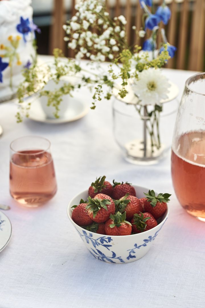 Jordbær er et klassisk tillegg til bordet til en svensk midtsommer. Her i Havspil-skålen fra Scandi Living.