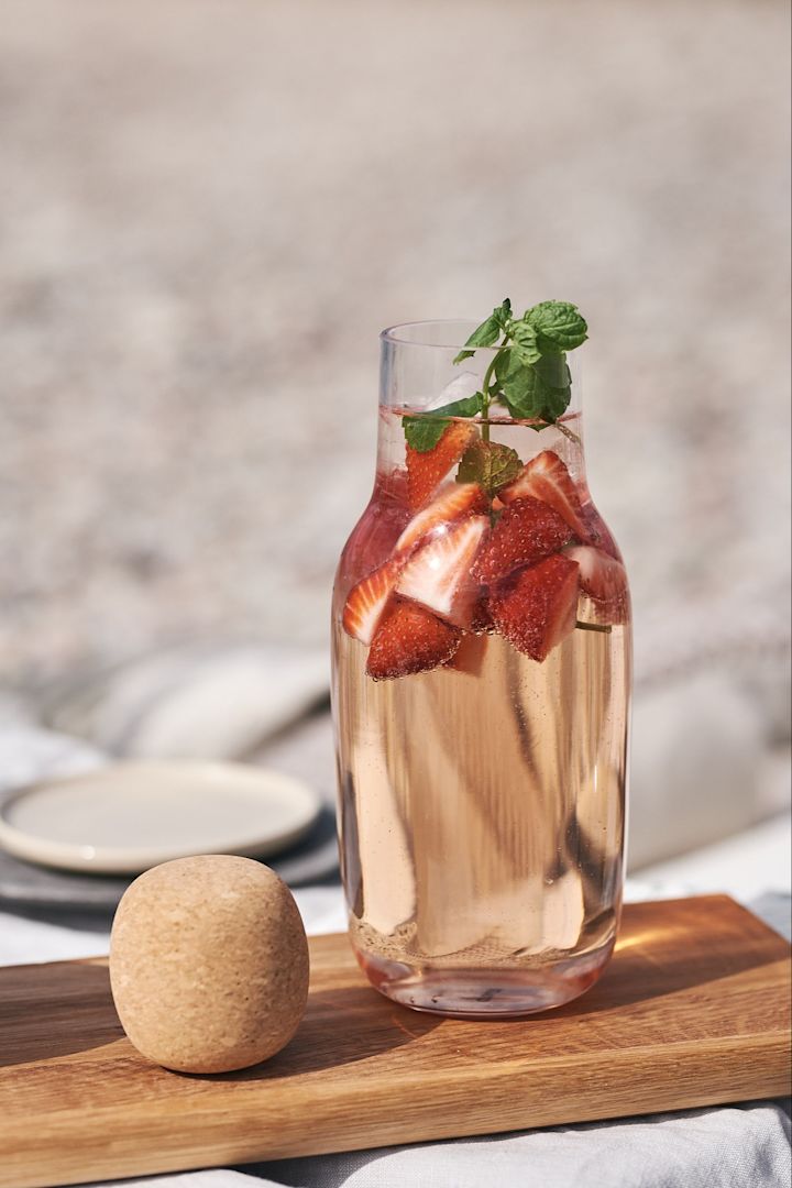 Gode sommerdrinker - sangria med jordb�ær toppet med mynte servert i en glasskaraffel.