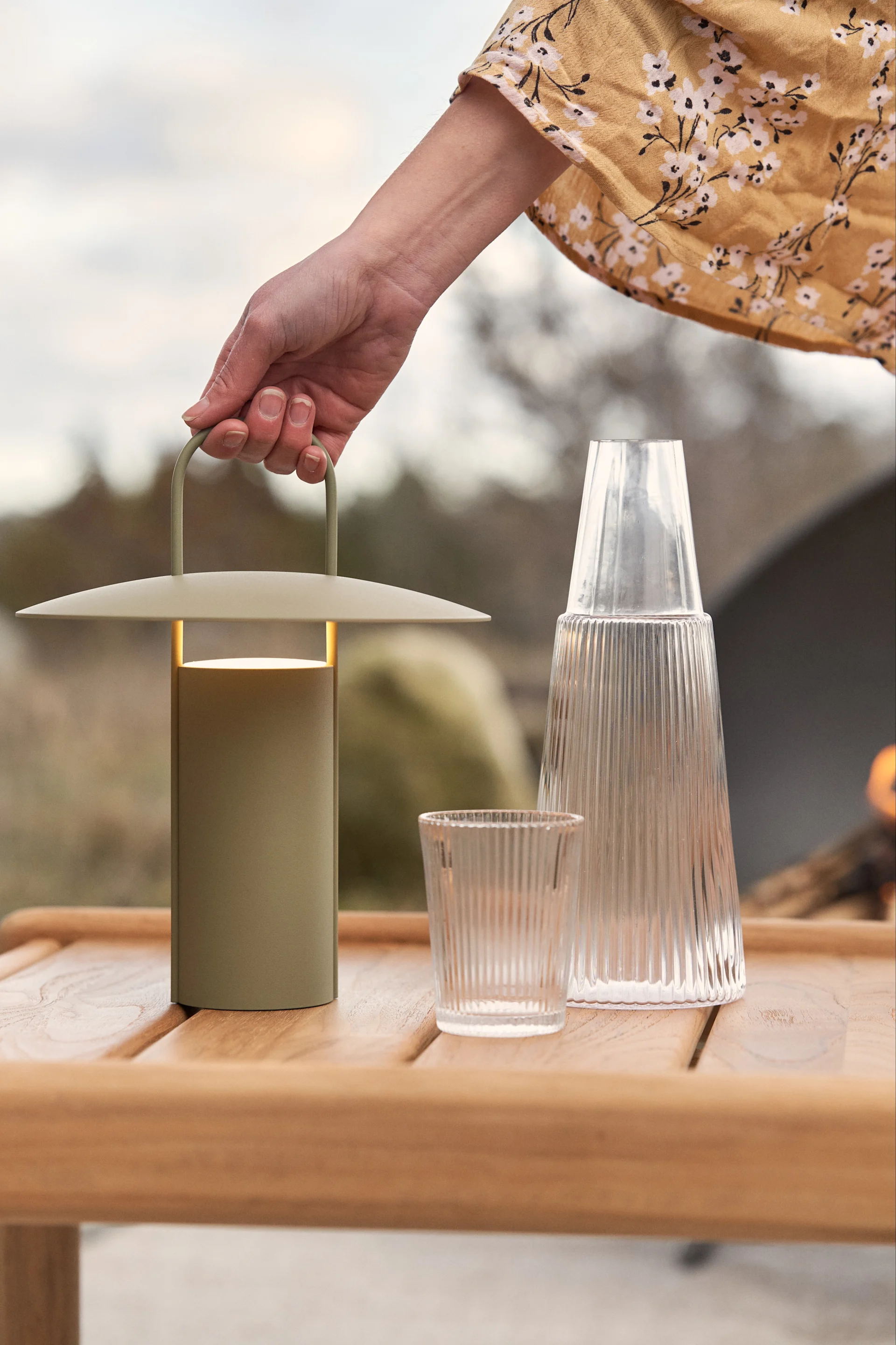 Lys balkonginspo i form av den bærbare lampen Ray fra Audo Copenhagen, en lysegrønn lampe med moderne design som du kan plassere på balkongen når du vil lyse opp sommerkveldene litt ekstra.