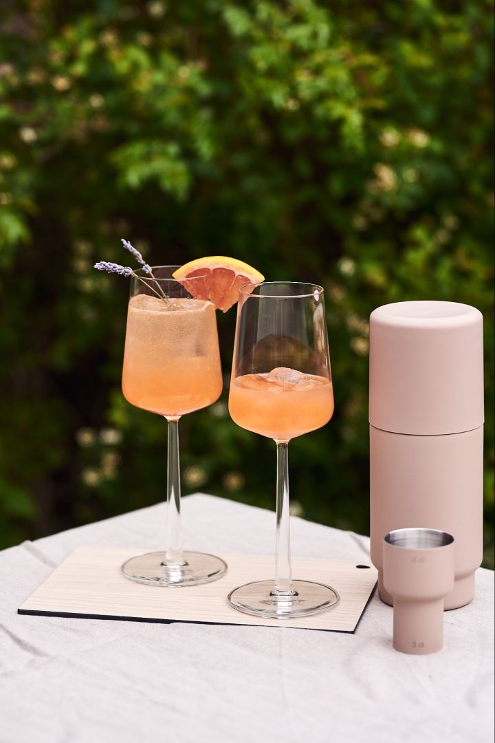 Sommerdrink på grapefrukt og boblevann er en enkel og god sommeroppskrift å prøve. 
