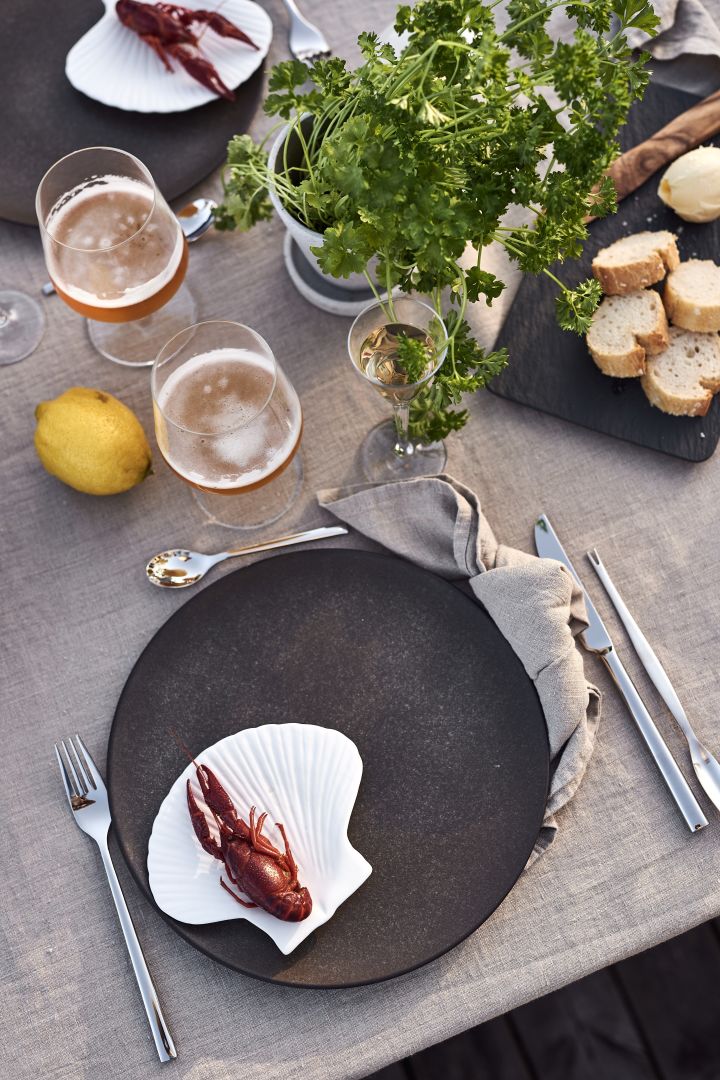 Noen festlige tips til det svenske krepselaget er å dekke bordet med havet som inspirasjon, som med denne Shell-tallerkenen fra By On. 
