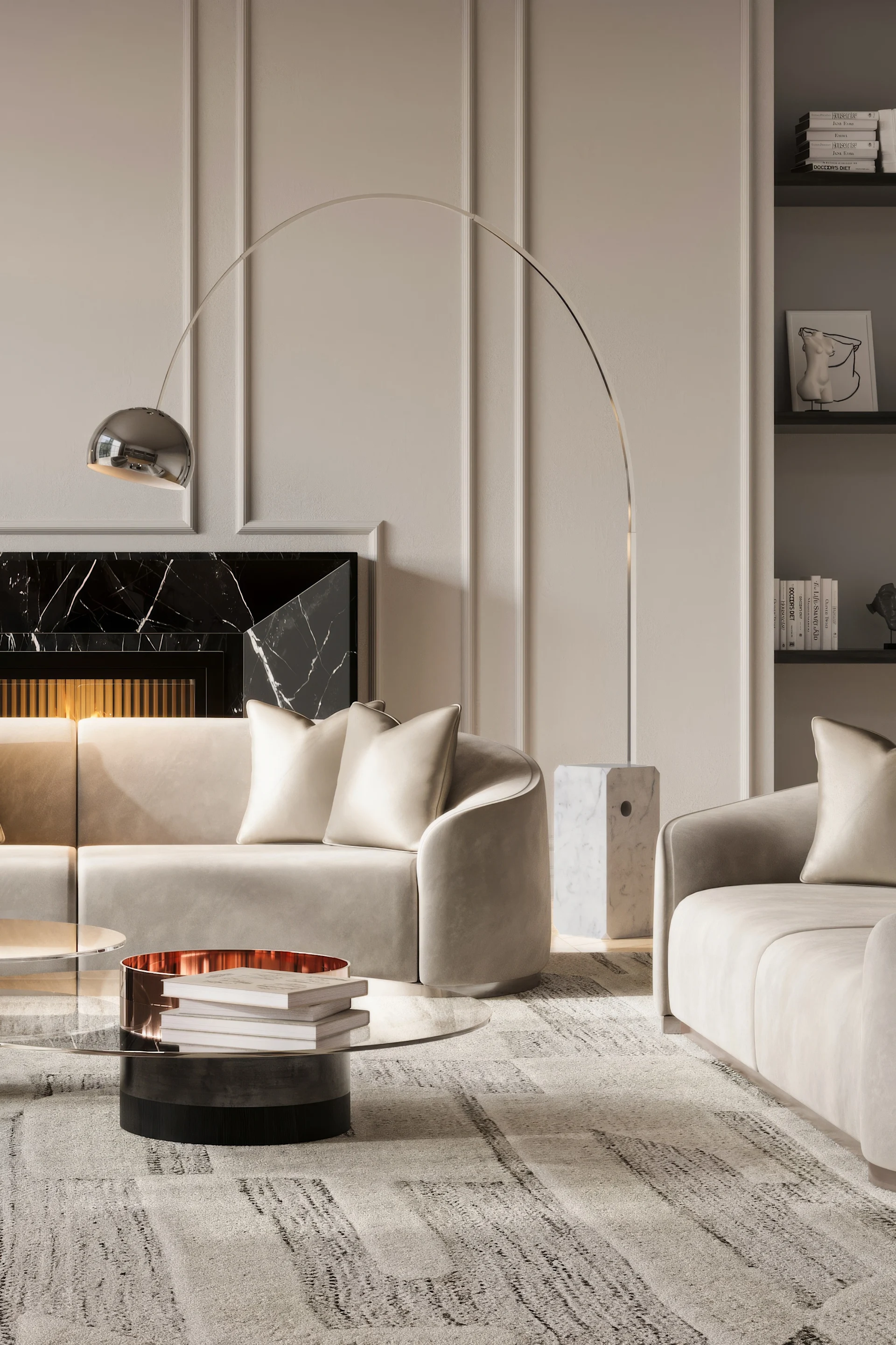 Et lyst stue der en Arco-gulvlampe buer seg over sofaen. Lampen er en klassisk designlampe.
