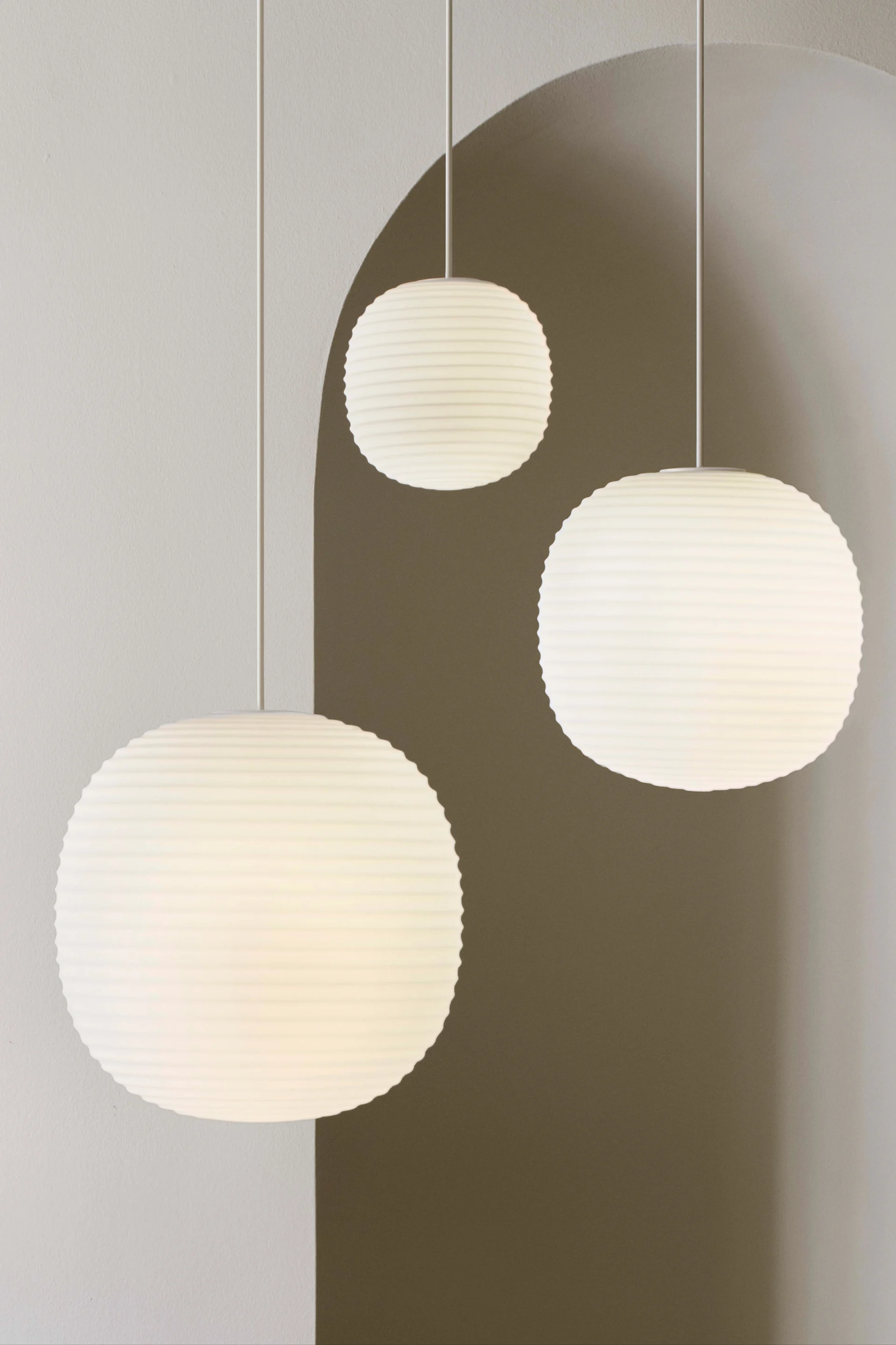 Taklamper til stuen: Her henger tre Lantern-pendellamper fra New Works.