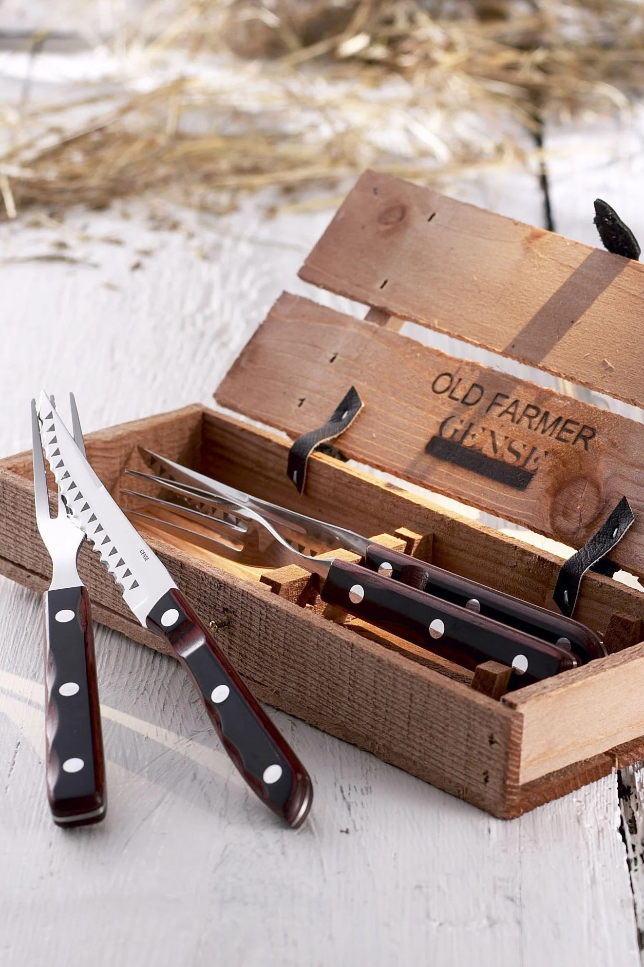 Bestikkguide - vedlikeholdsråd for rengjøring av bestikk. Old Farmer grillbestikk i rustfritt stål med trehåndtak fra Gense.