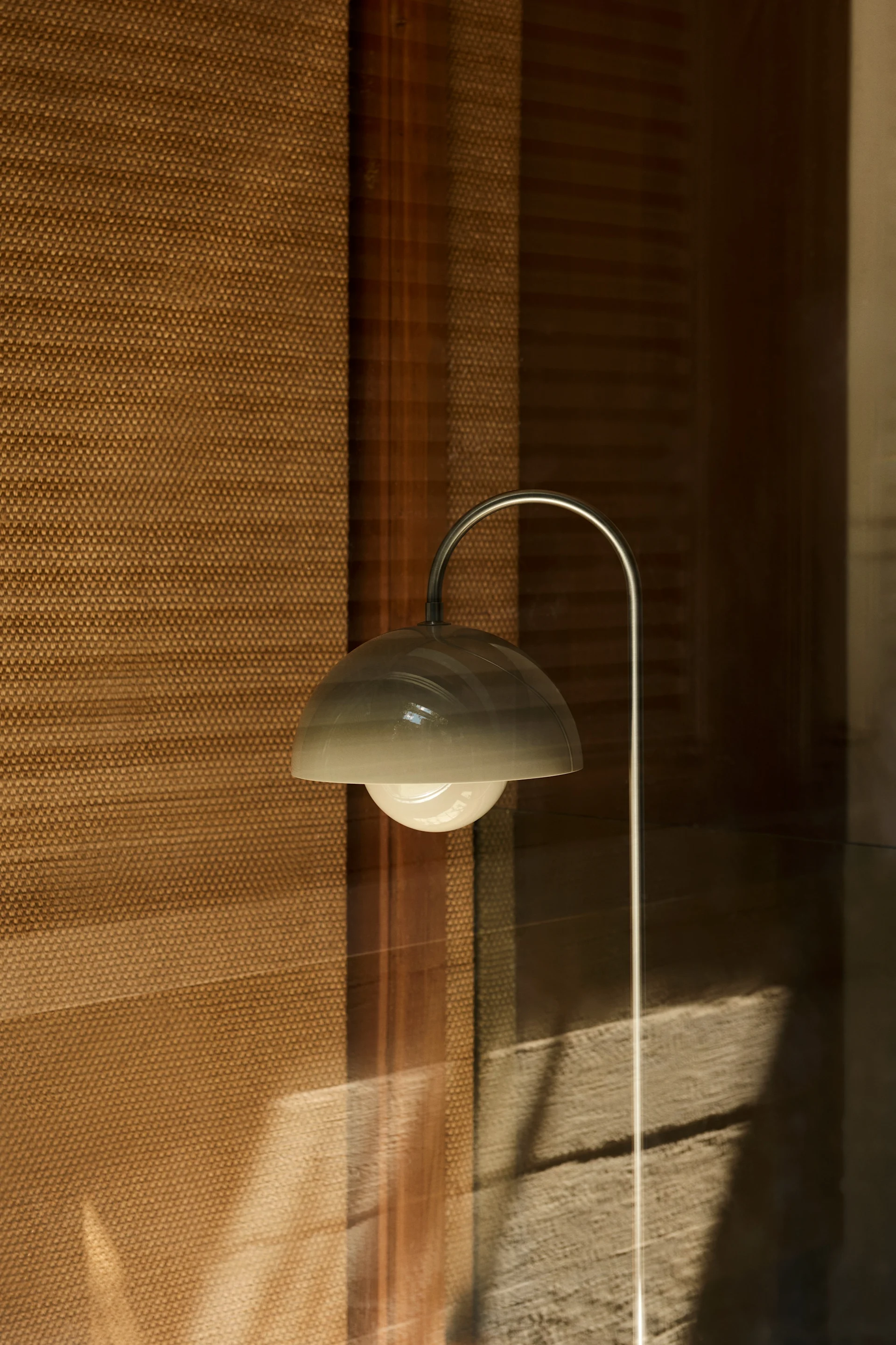 VP12 gulvlampe i beige, designet av Verner Panton for &Tradition.
