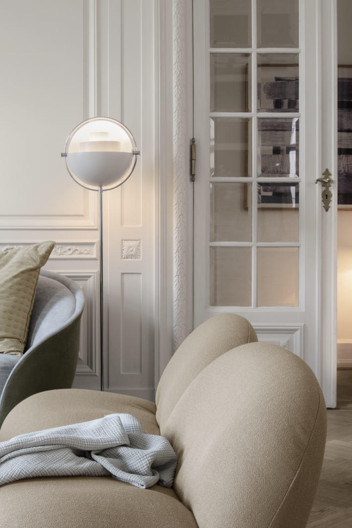 Forny hjemmet ditt med moderne gulvbelysning - her ser du en rund Multi-Lite gulvlampe fra Gubi i hvitt.