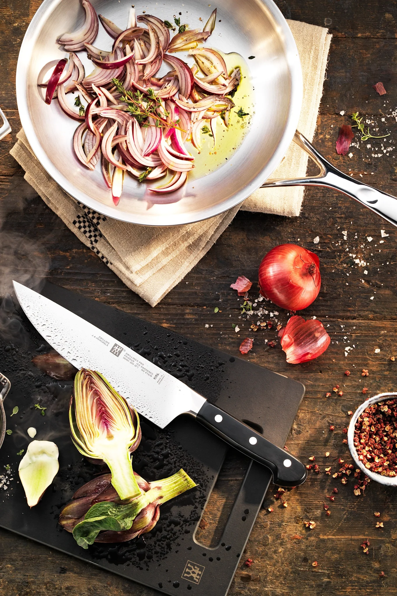 Her sauteres løk i Proline-pannen fra Demeyere.