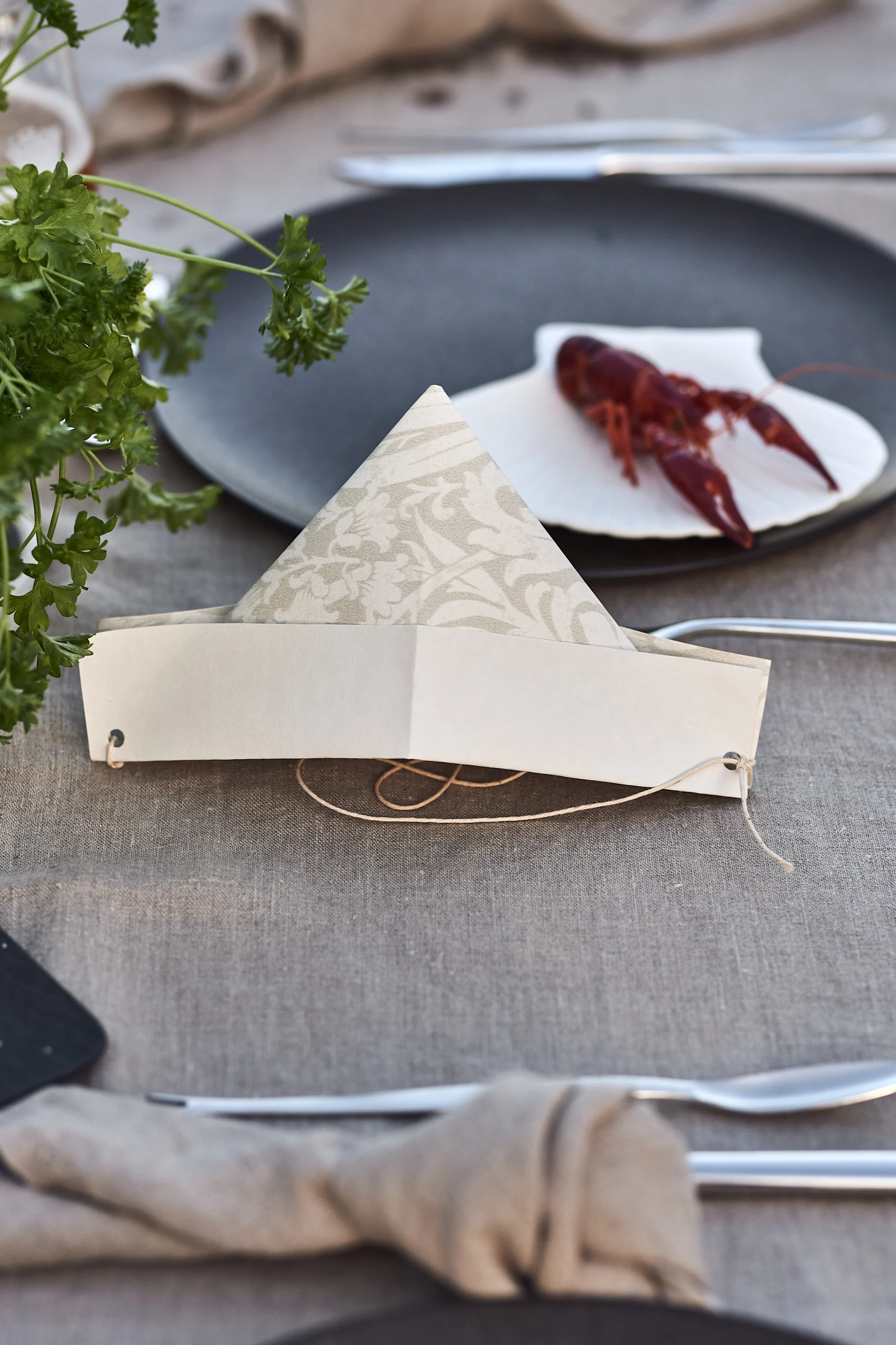 Et festlig tips til det svenske krepselaget er å lage hjemmelagde krepsehatter av gammel tapet.