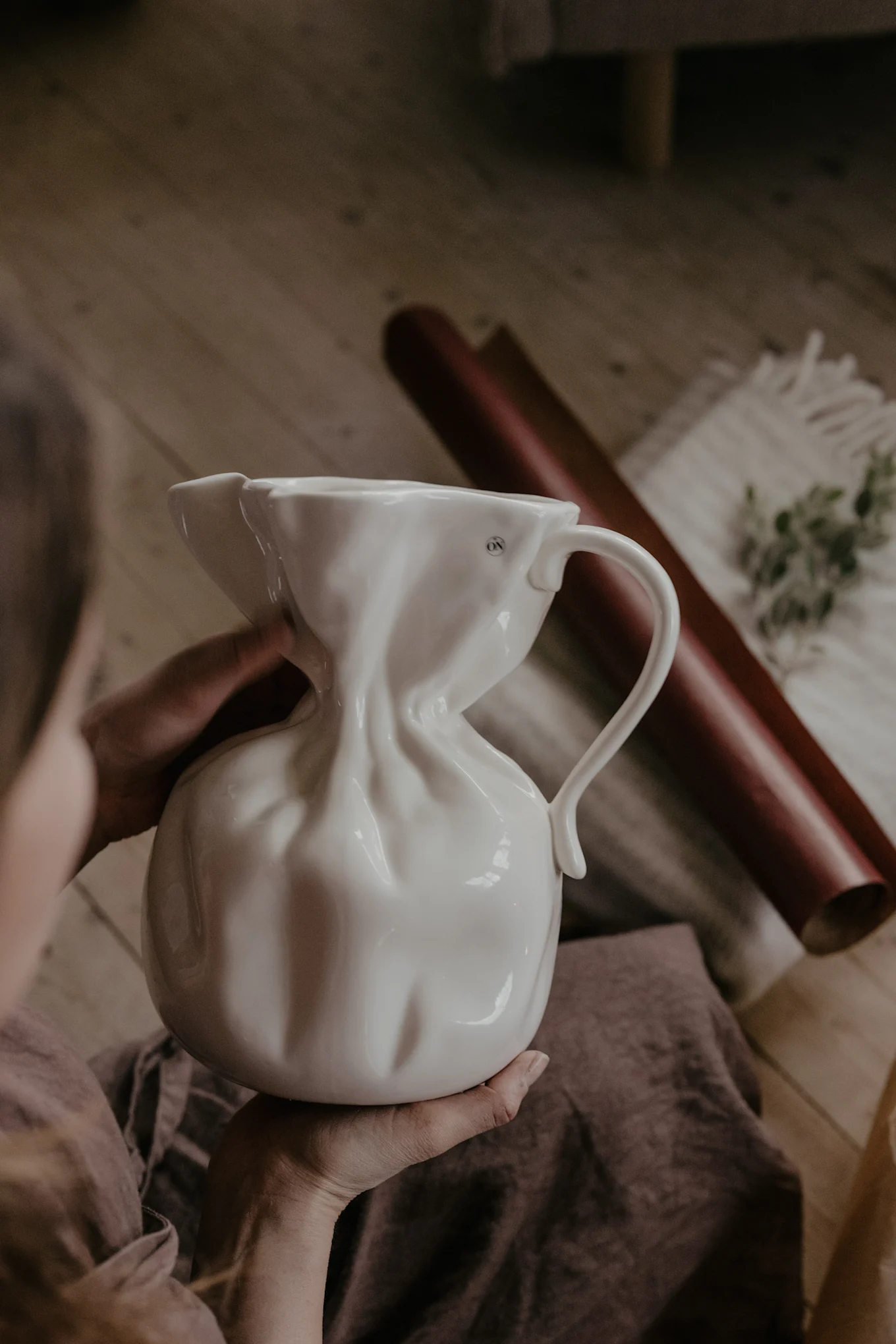 Gi Byon-kannen i julegave og pynt pakken med tørkede blader - helt perfekt for juleverkstedet for voksne og barn. Foto: Johanna Berglund @snickargladjen