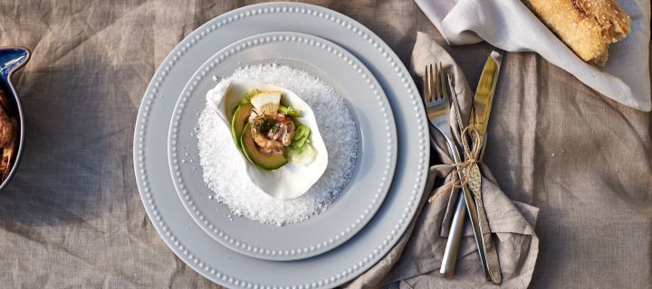 Tips til borddekking til sjømatkveld - grått porselen med østersformet skål til forrett