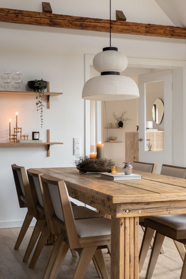 Skap et hjem i skandinavisk stil med @haus_tannenkamp, her ser du et rustikt spisebord med moderne aksenter.