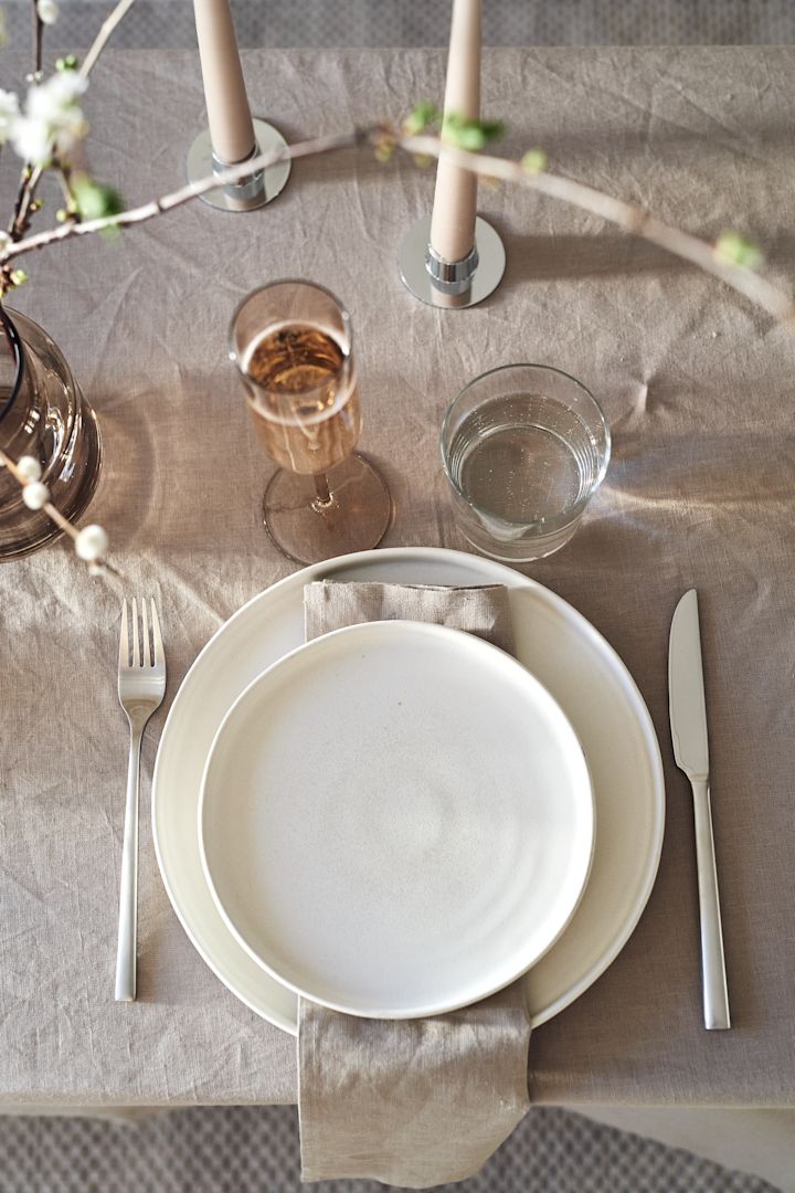 Skap vakre borddekkinger sammen med den stilrene, rustikk serviseserien Sandsbro, glass fra Blomus og linduk og linservietter fra Scandi Living.