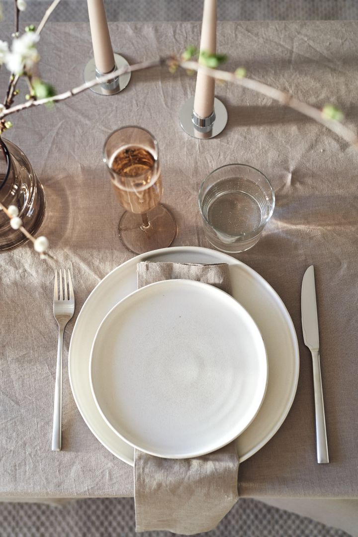 Skap vakre borddekkinger sammen med den stilrene, rustikk serviseserien Sandsbro, glass fra Blomus og linduk og linservietter fra Scandi Living.