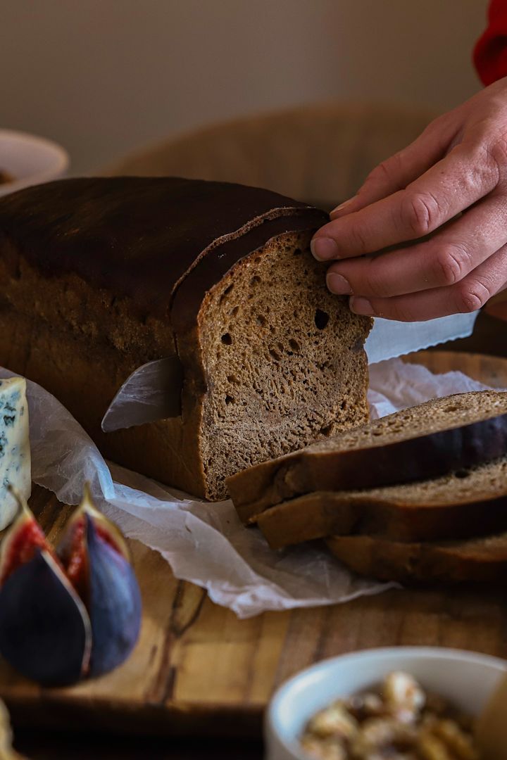 Juleoppskrifter fra Baka med Frida - Skjæring av vørterbrødet med Norr-brødkniven fra Fiskars.