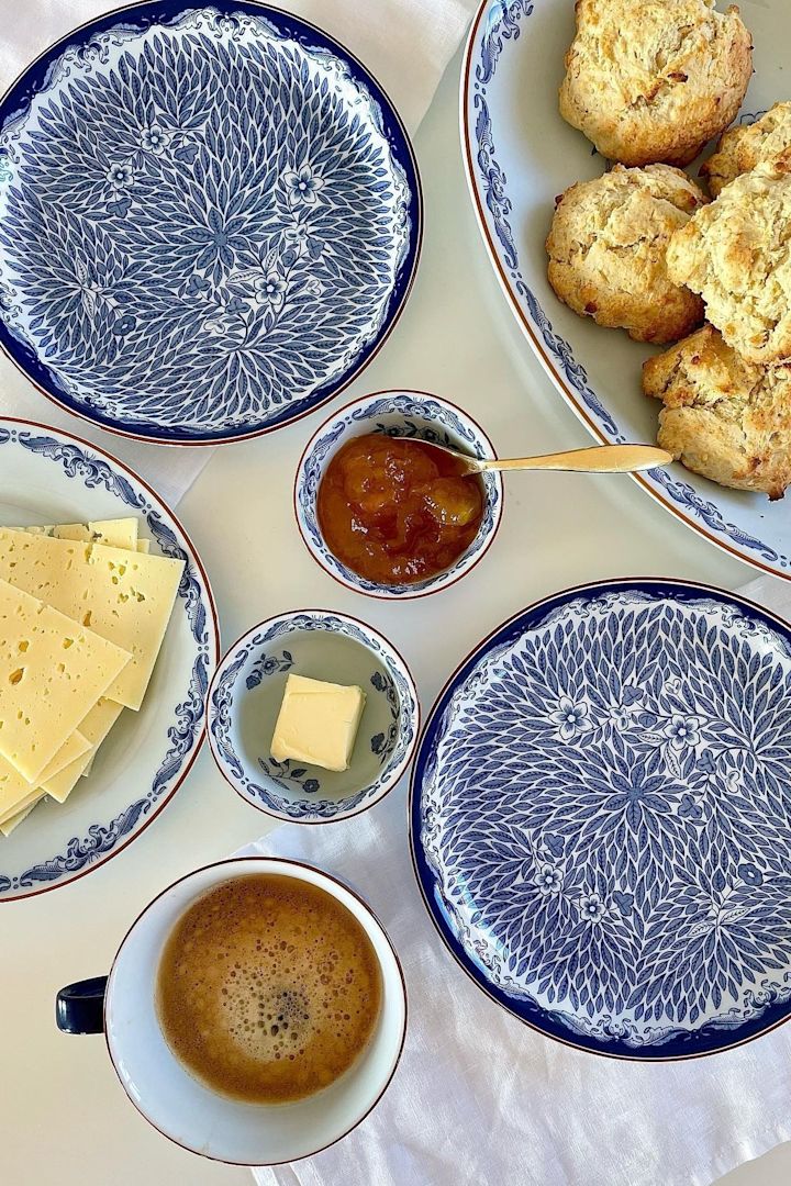 Valentinsdagen hjemme: Server en koselig frokost til din kjære med hjemmelagde rundstykker, kaffe og syltetøy, servert på Ostindia-serviset fra Rörstrand, akkurat som hos @12delar.
