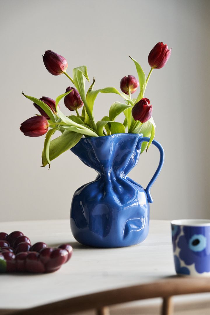 Koboltblått er en av årets hotteste fargetrender 2024 og en vakker farge å bruke på for eksempel en liten vase på sidebordet.