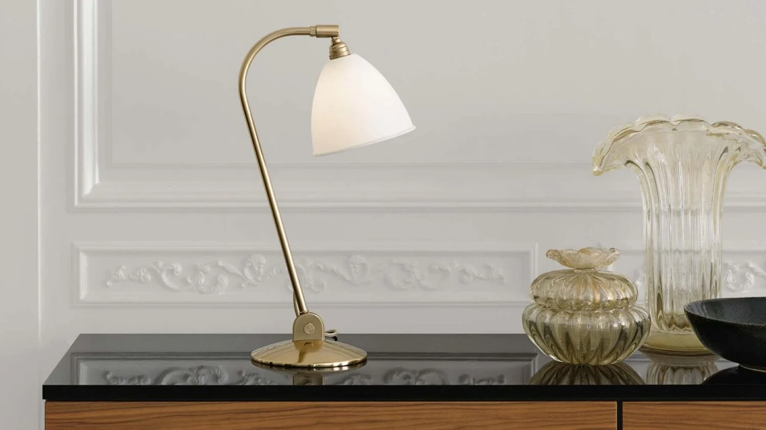 Oppdag GUBIs belysningstips for hjemmet. Her kan du se Bestlite BL2 bordlampe i messing.