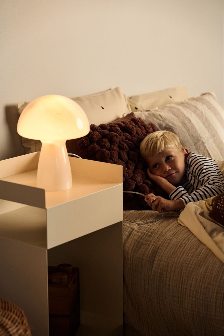 Dekorer med diffust lys i hjemmet ditt som denne vakre gulvlampen William fra Broste Copenhagen i papir.