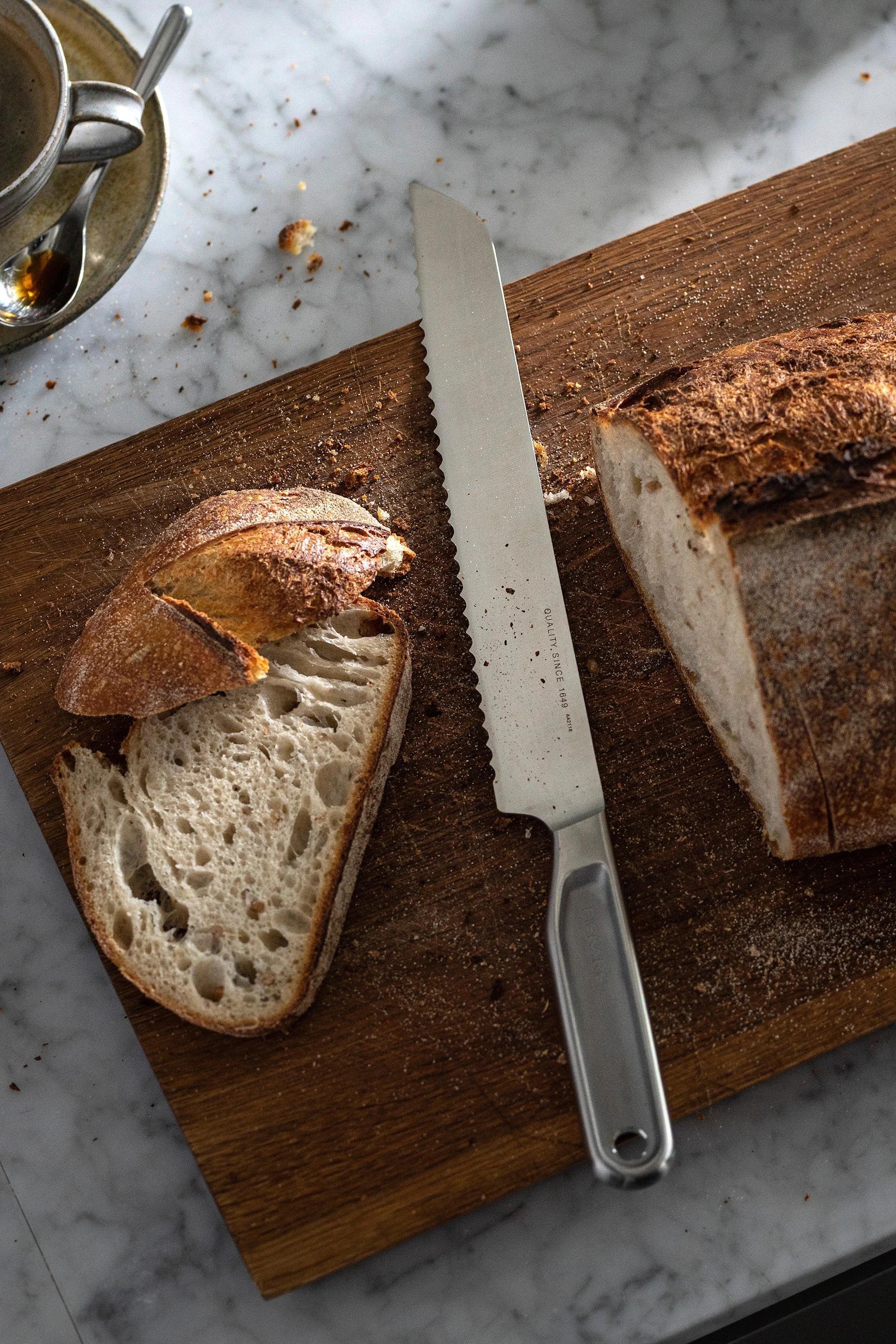 Farsdagsgave tips - Kjøkkenkniven All Steel fra Fiskars kan brukes på mange ulike måter, som her til å tilberede kanelboller, noe som gjør den til en flott farsdagsgave.