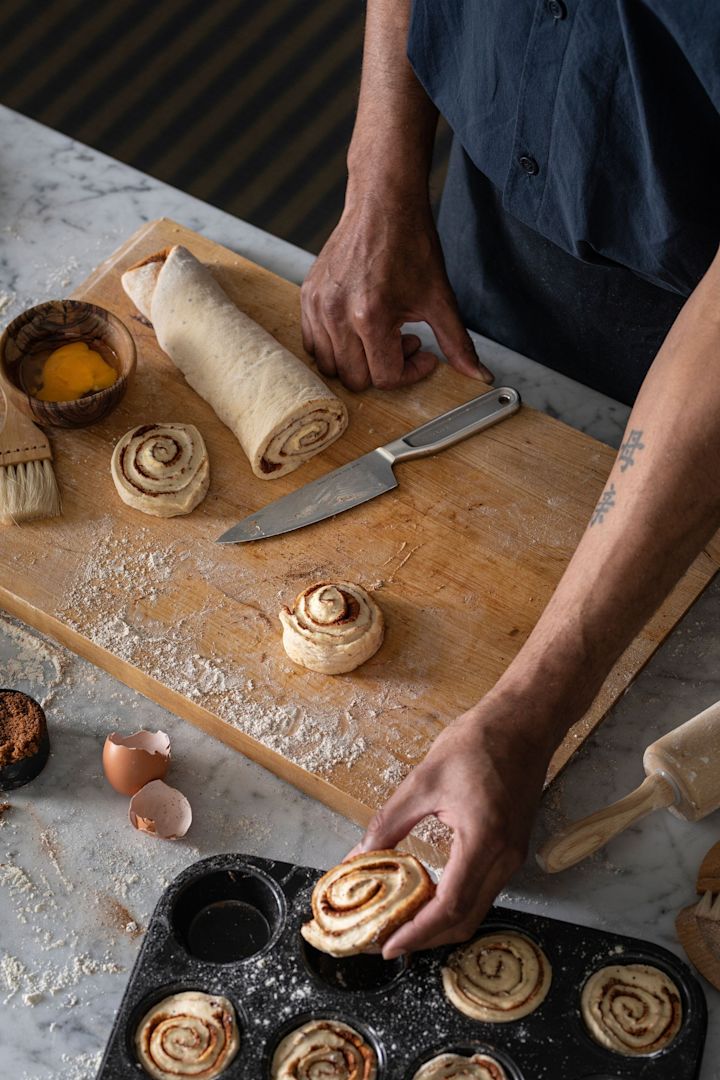 Farsdagsgave tips - Kjøkkenkniven All Steel fra Fiskars kan brukes på mange ulike måter, som her til å tilberede kanelboller, noe som gjør den til en flott farsdagsgave.