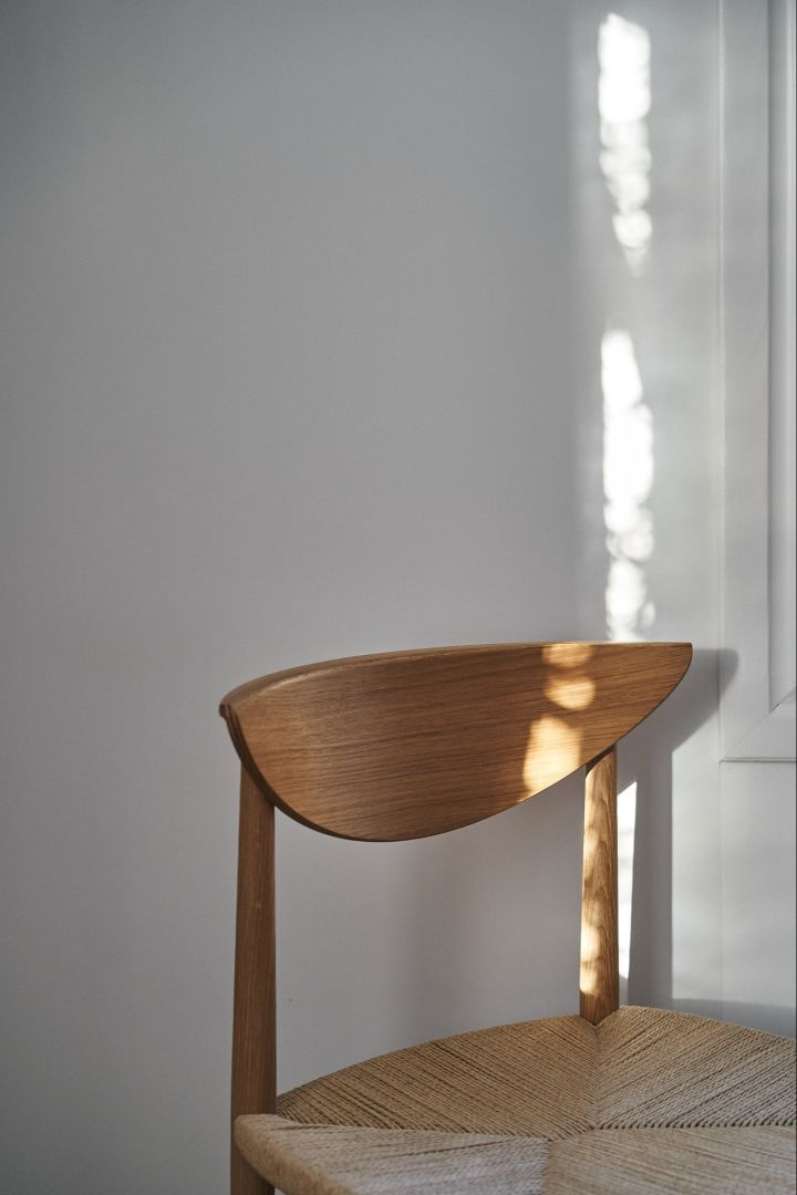 Drawn stol HM3 fra &Tradition er et prakteksempel på interiørsom passer til japandi-stilen med sine rene linjer og håndvevde sete.
