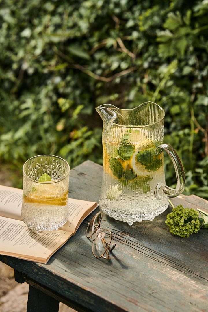 Lag en forfriskende limonade i sommer med den vakre karaffen og glasset fra Ultima Thule, Iittala.