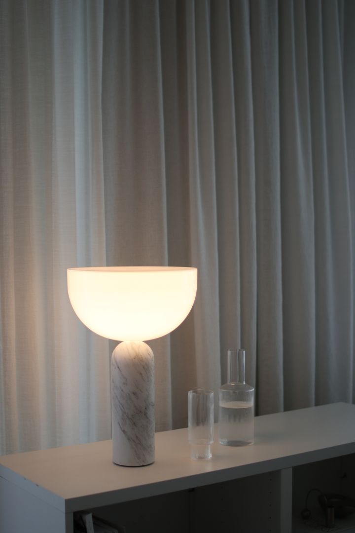 Innred ifølge feng shui med Kizu bordlampe fra New Works i hvit marmor for et harmonisk soverom. @ellesklingen