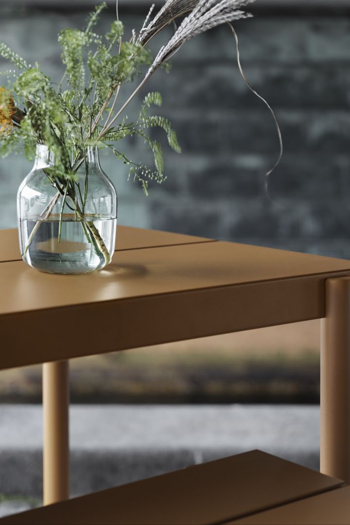 Linear bord i fargen burned orange er et stilig bord for utendørs bruk, laget av lakkert stål og designet av Thomas Bentzen.