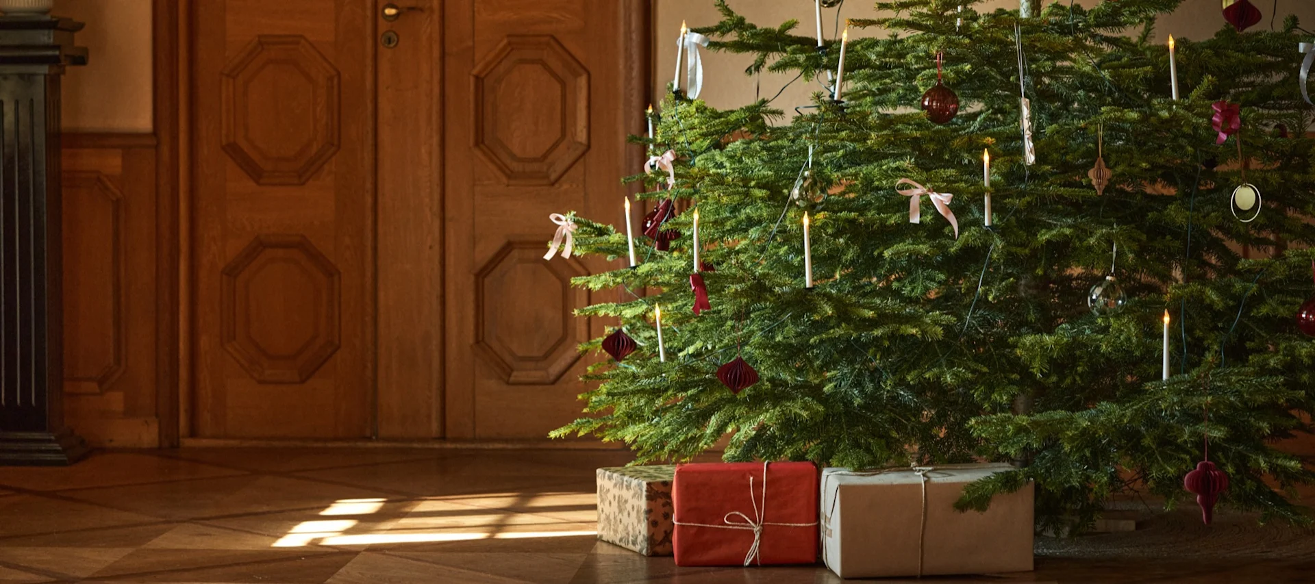 Pynt juletreet ditt med årets juletrepynt 2021 i 4 forskjellige stiler i henhold til Nest Trends - Boost, Cultivate, Nurture and Share. Her ser du Sagalin Bird Ornament juletrepynt fra Bloomingville.