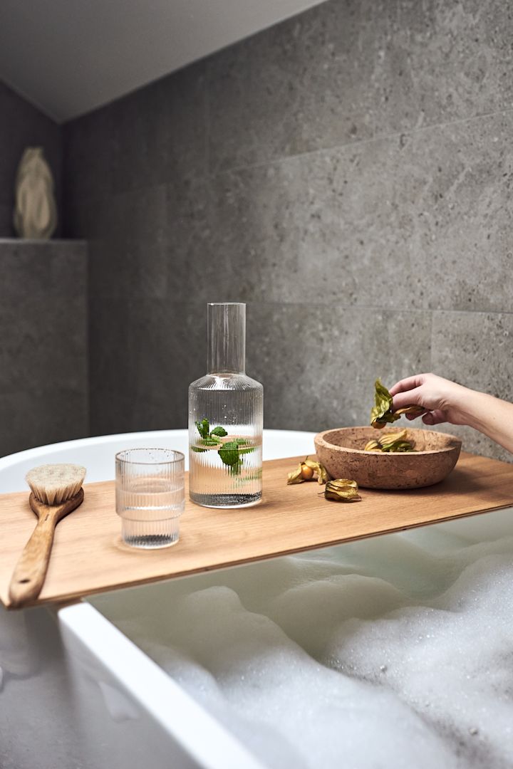 Innred badet ditt for avslappende stunder med badebørste fra Iris Hantverk, Ripple glass og karaffel og Formgatan cork skål for å skape hjemmespa-følelsen.