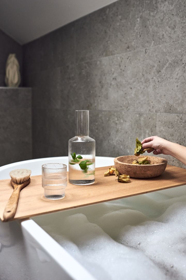Innred badet ditt for avslappende stunder med badebørste fra Iris Hantverk, Ripple glass og karaffel og Formgatan cork skål for å skape hjemmespa-følelsen.