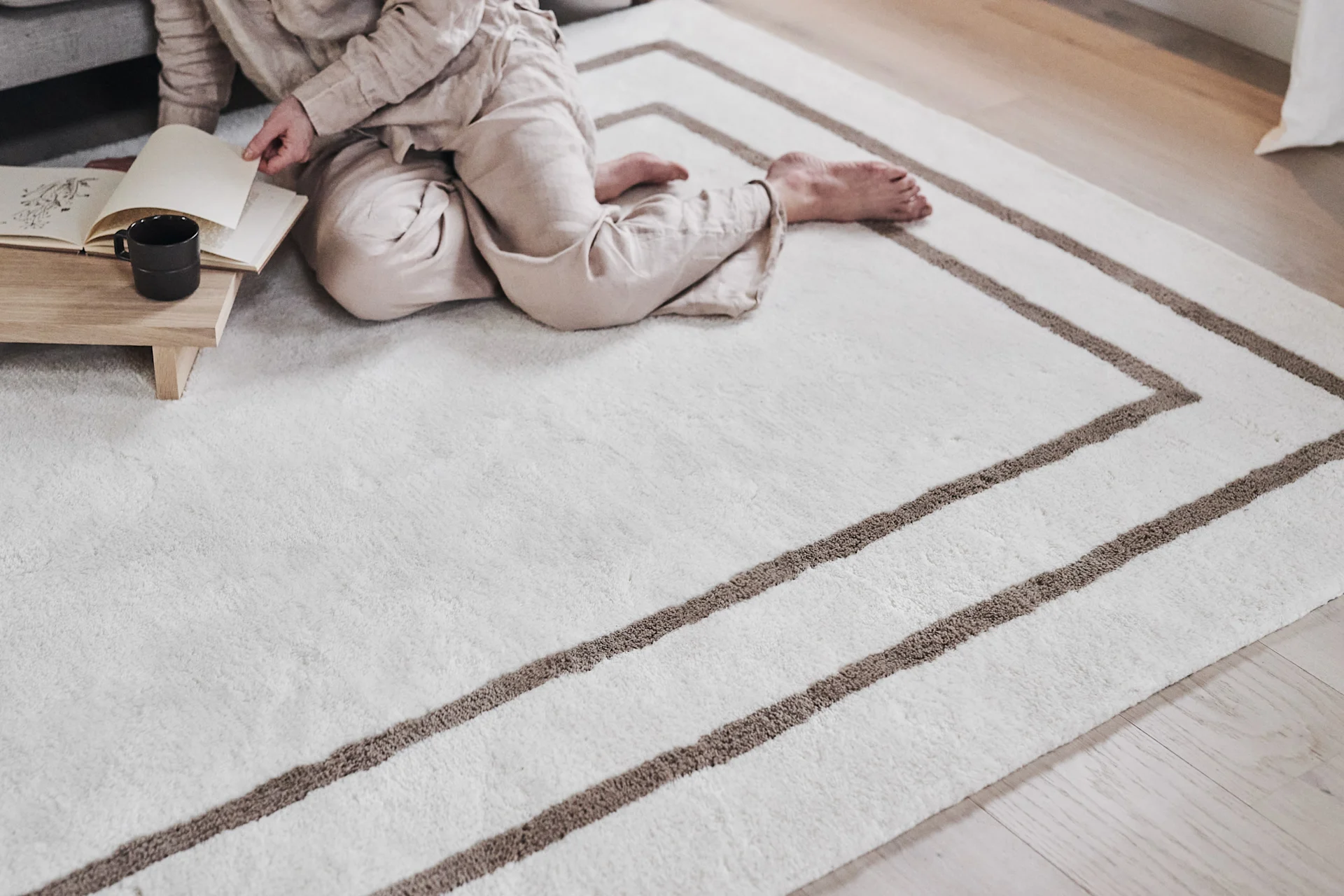 Skap hotellfølelse på soverommet ved hjelp av et mykt ullteppe, som dette hvite med lang lugg fra Scandi Living.