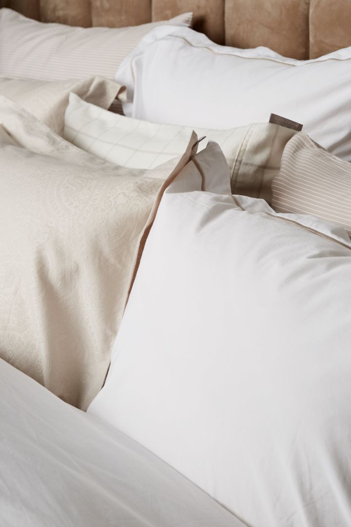 For å innrede soverom med hotellfølelse trengs det luksuriøst sengetøy – her i hvitt og krem fra Lexingtons Hotel Collection.