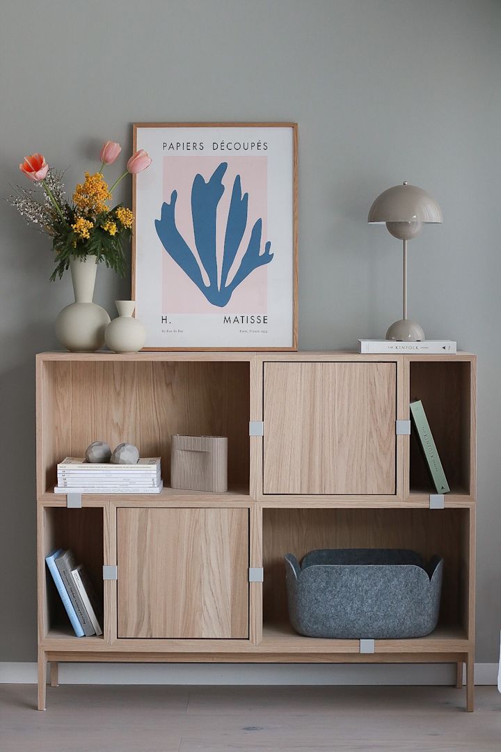 Neste tips er å innrede en liten entre med en String-hylle for å gjøre den mer organisert og innbydende – som her hjemme hos @picsbyellen.