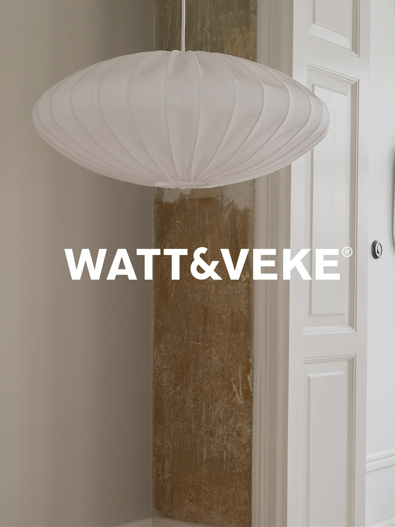 En hvit, plissert, oval pendellampe henger i et rom, med WATT&VEKE-logo.