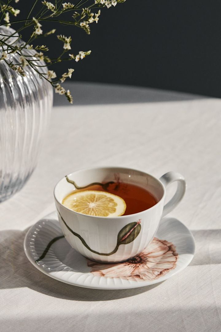 En kopp te i Poppy tekopper og tallerken fra Hammershøi-serien sitter lykkelig i solskinnet!