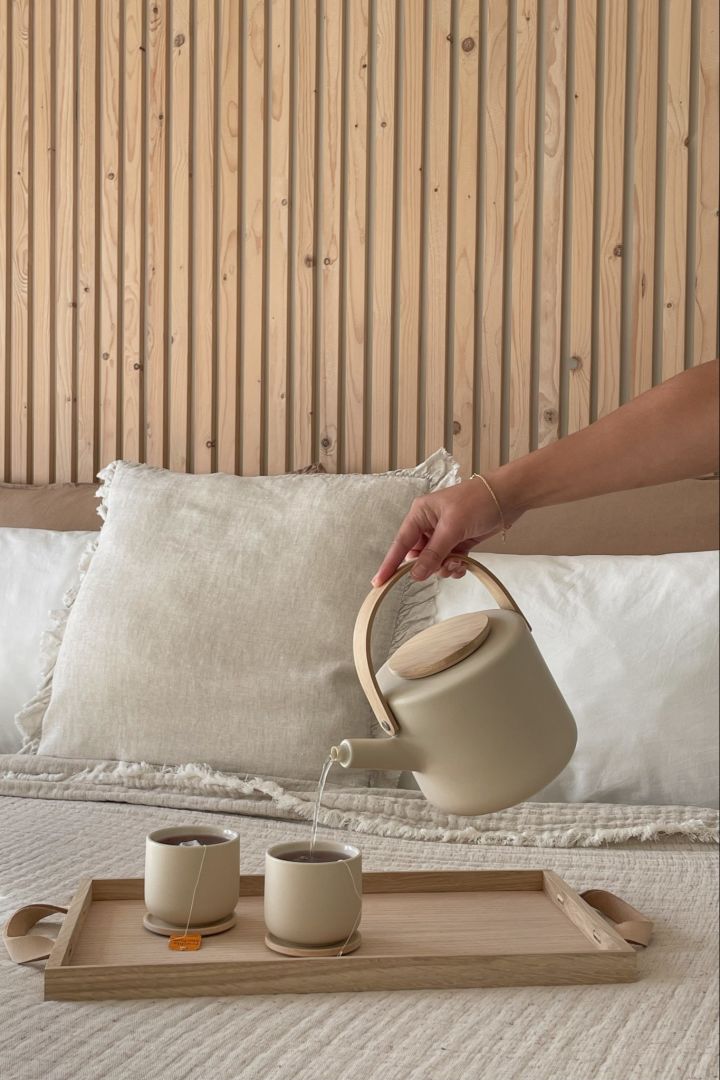 Theo tekanne og kopp med Norr eikebrett er perfekte for en kopp morgente på sengen i et soverom i skandinavisk stil.